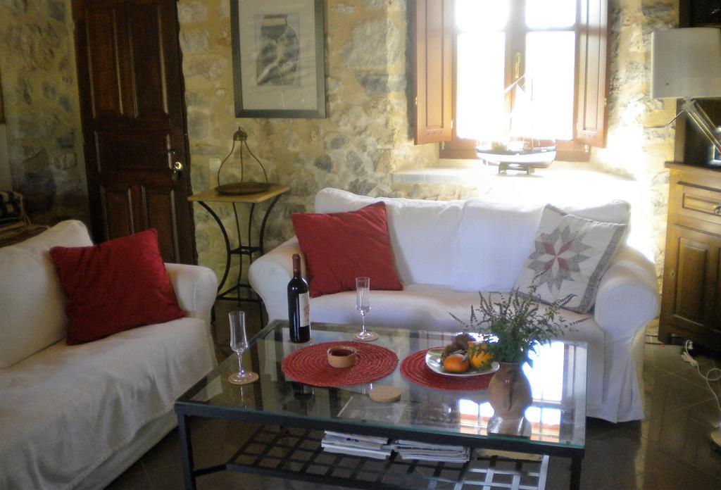 Stone House In A Quiet Landscape, Leonidion Villa Luaran gambar