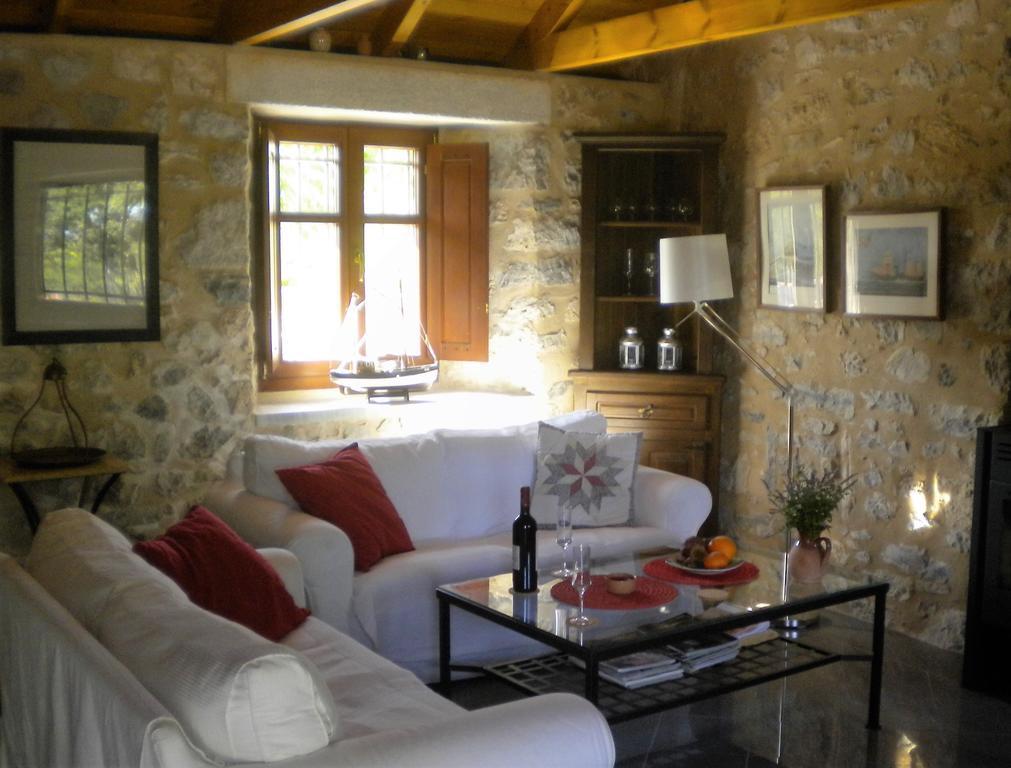 Stone House In A Quiet Landscape, Leonidion Villa Luaran gambar