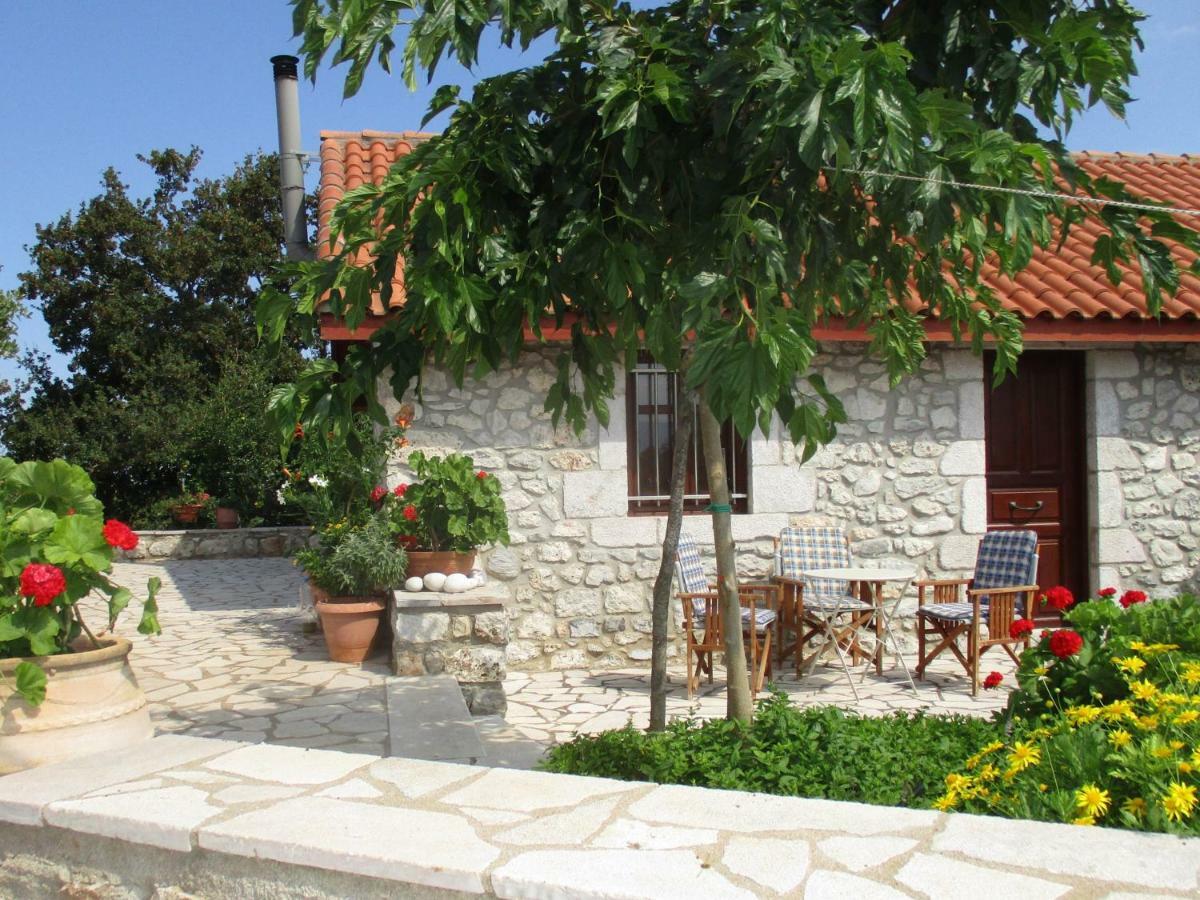 Stone House In A Quiet Landscape, Leonidion Villa Luaran gambar