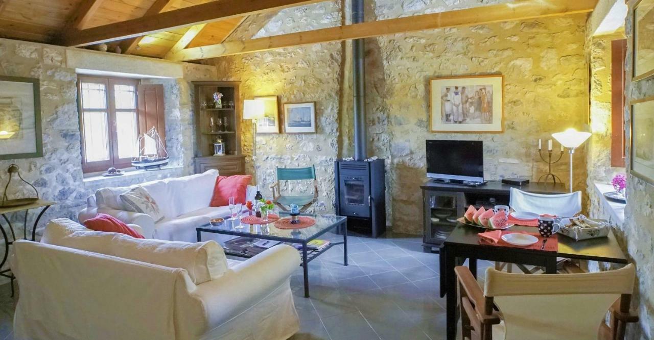 Stone House In A Quiet Landscape, Leonidion Villa Luaran gambar